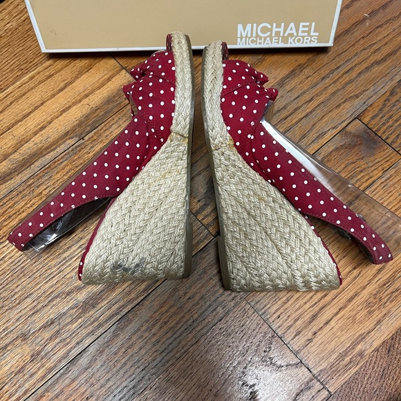 Michael Kors - red polka dot sling back, peep toe, wedge - size 6 - Picture 4 of 6